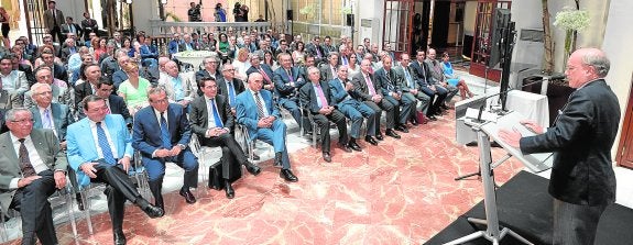 Representantes de la política y la empresa escuchan las primeras palabras de Feito en Foro Nueva Murcia, en el Casino. 