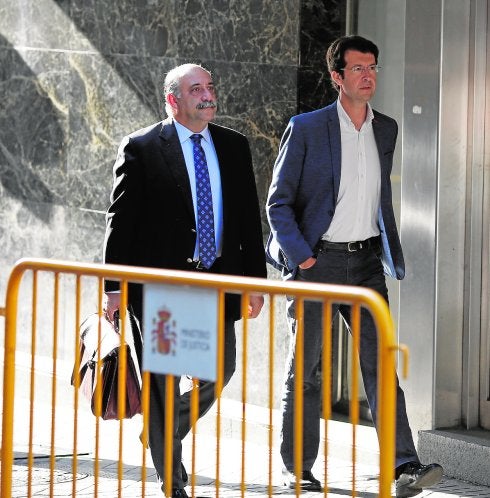 El exconsejero Juan Carlos Ruiz (derecha) llegando ayer a la Audiencia Nacional acompañado de su abogado, Francisco Martínez Escribano. 