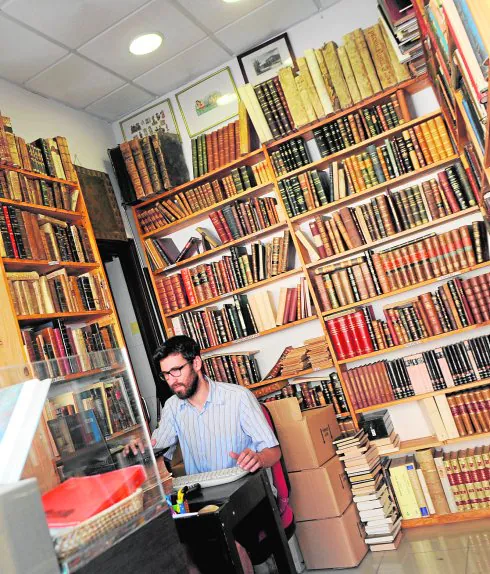 El encargado de la librería La Candela, en su mesa de trabajo. 