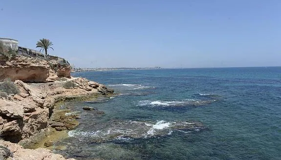 Vista del agreste paseo marítimo de Cabo Roig, junto a las paredes arcillosas que recortan el mar. 