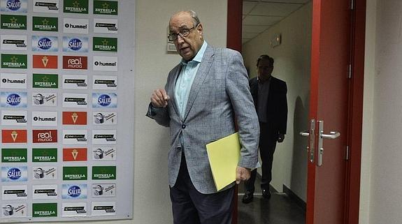 Jesús Samper, ayer, antes de iniciar su comparecencia en la sala de prensa de la Nueva Condomina; detrás, Guillermo Martínez-Abarca. 