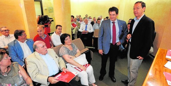 Francisco Jódar y Miguel Ángel Cámara, de pie, durante la constitución en 2011 de la directiva de la Federación de Municipios. 