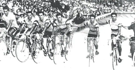 Los cuatro primeros por la izquierda son Bahamontes, Juan Campillo, Carmelo Morales y Fernando Manzaneque, en el Tour de 1959. 