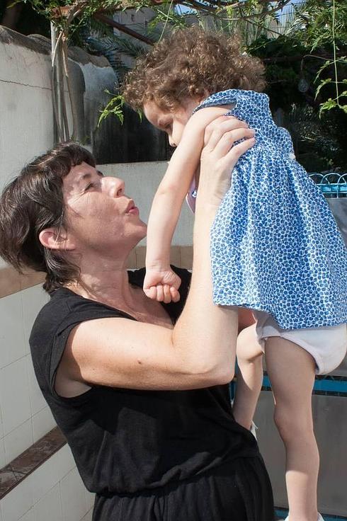 Virtudes con su hija, en su casa de La Raya. 