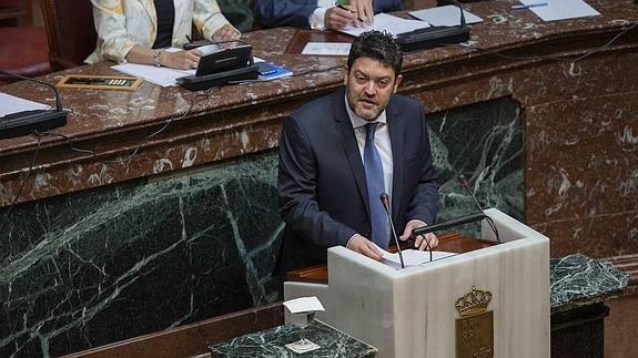 Miguel Sánchez durante el debate de investidura. 