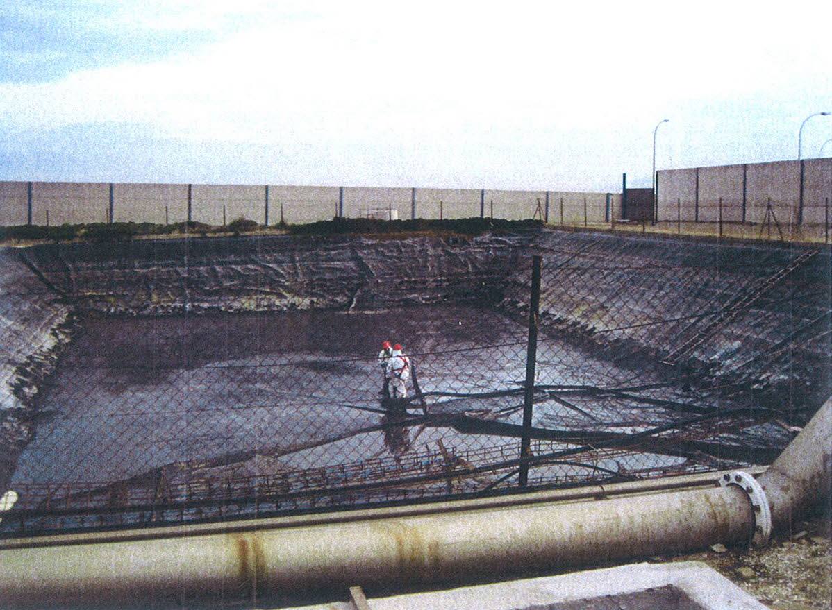 Imagen de la balsa de Derivados Químicos tomada por inspectores de la Comunidad Autónoma en enero de 2014, horas después de que se produjese el desalojo del instituto San Jerónimo. 
