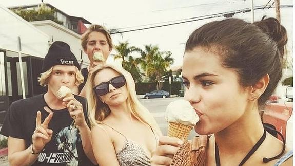 Selena Gomez  con unos amigos