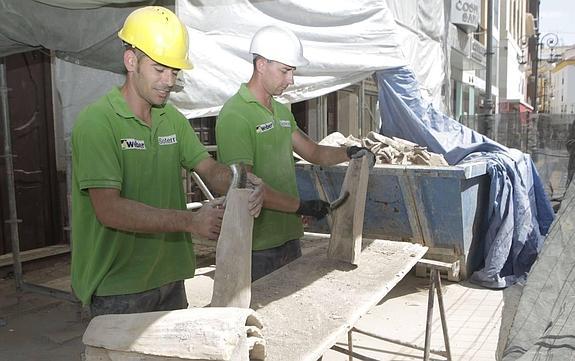 La techumbre del monumento ha sido desmontada y se está limpiando cada una de las tejas. 