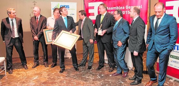 La directiva de Frecom y el presidente de Croem junto al consejero Bernabé y el resto de galardonados por los constructores.