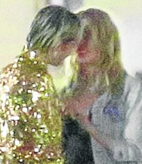  La pareja, en pleno arrumaco. 