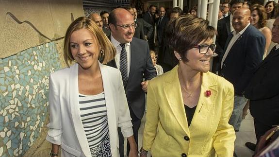 María Dolores de Cospedal, junto a Rosa Peñalver, delante de Pedro Antonio Sánchez. 