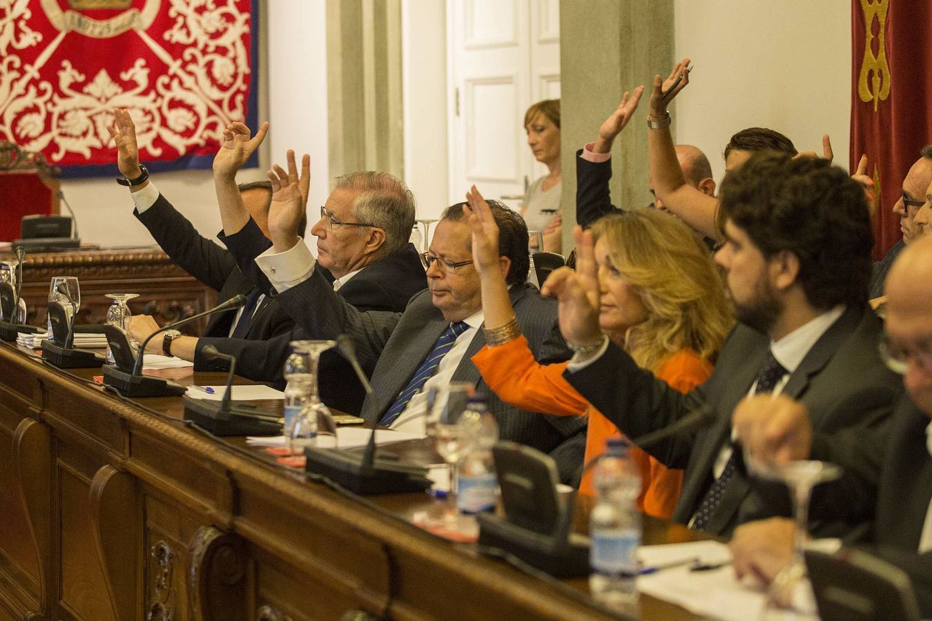 Primer pleno de la legislatura, votación de la oposición 