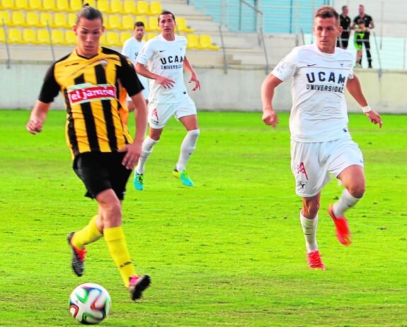 Son controla el balón ante Góngora, la temporada pasada. 