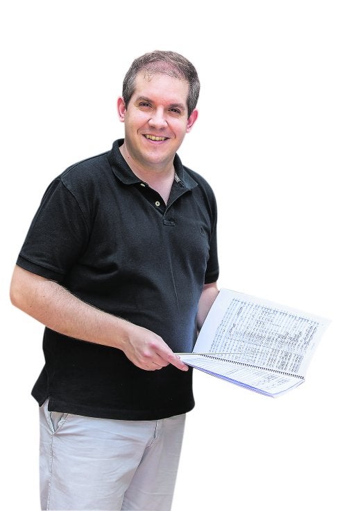 Francisco José Blanco, con un libro de partituras.