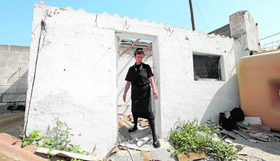 Juana Moreno, en la caseta del camino del Salabosque de Aljucer donde vivía su madre, María 'la Paquera'. 