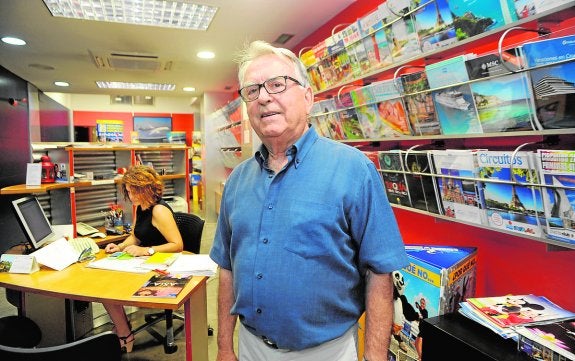 Antonio Ríos, en la agencia que regenta en Murcia, Viajes Raycar. 