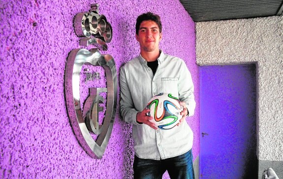Álvaro Montero posa en el estadio de La Victoria de Jaén. 