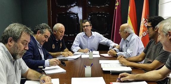 De izquierda a derecha, Tornel (Cambiemos), Trigueros (C's), Ortiz (PP), Ballesta, Gras (PSOE), Bermejo (Ahora) y el secretario del Ayuntamiento, ayer. 