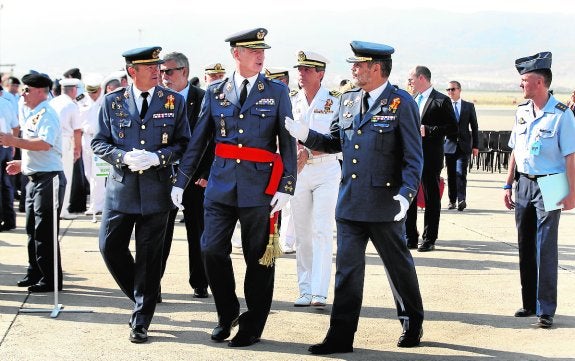 Los coroneles Goy y Sánchez Flores flanquean al general del Aire Castillo Bretón. 