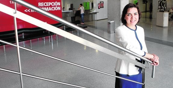 Encarna Guillén posa en las escaleras del vestíbulo del Hospital Reina Sofía de Murcia. 