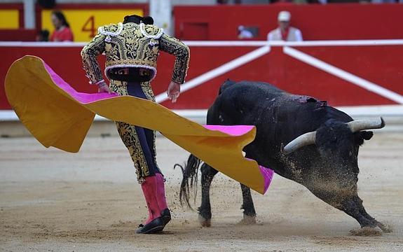 Miguel Ángel Perera, este lunes, durante la faena.