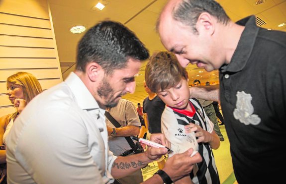 Víctor Fernández firma un autógrafo a un niño el día de su presentación como entrenador. 