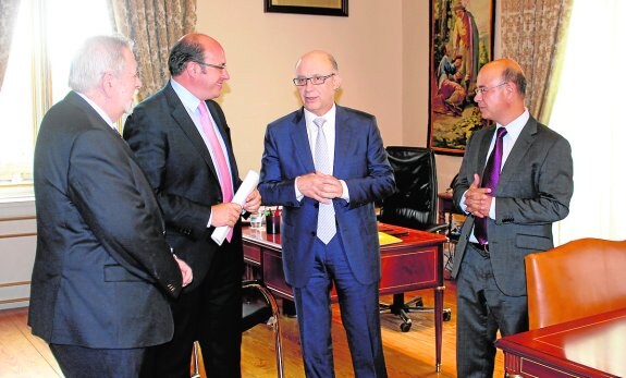 Antonio Beteta, Pedro Antonio Sánchez, Cristóbal Montoro y Andrés Carrillo, ayer en el Ministerio.