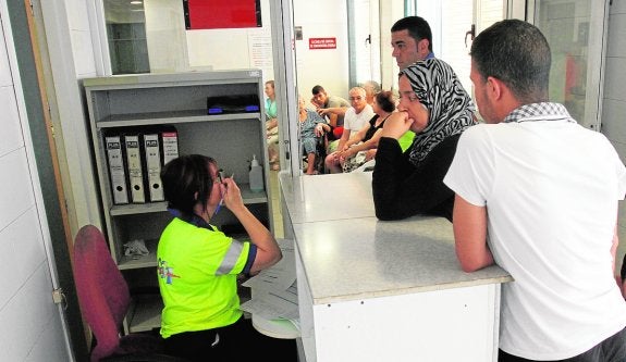 Ciudadanos en la ventanilla de Urgencias del Rosell, en una imagen de archivo. 