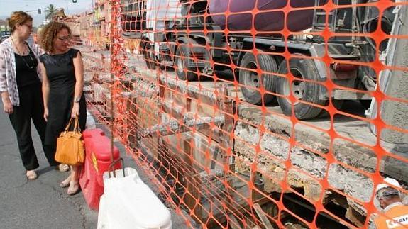 Obras de conducción eléctruca que han afectado al puente en Aljucer.