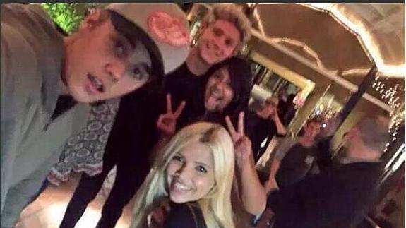Justin Bieber y Niall Horan de fiesta con unas fans