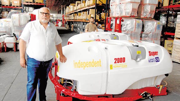 Matías Garrigós Martínez, junto a una de las máquinas preparadas para ser distribuida.