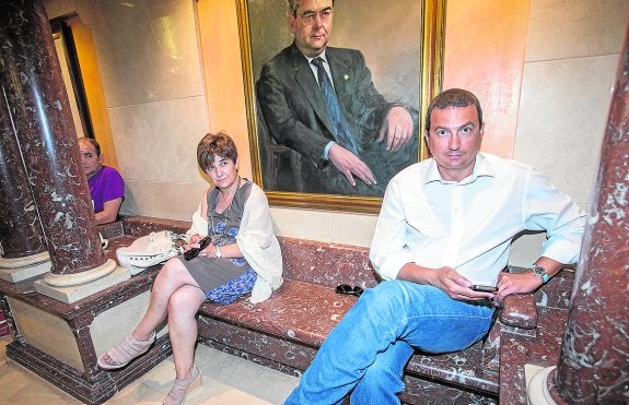 Los dirigentes de IU Esther Herguedas y José Antonio Pujante, siguiendo el pleno. 