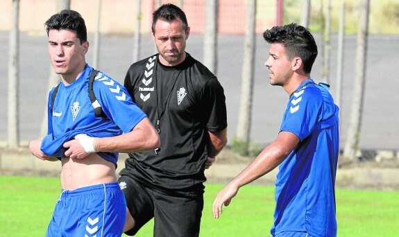 Aira, junto a Arturo (izquierda) y José Ruiz, en el entrenamiento del jueves en Cobatillas. 