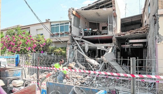 Operarios trabajando en la mañana de ayer en la retirada de escombros de la zona.