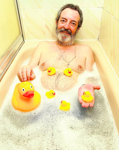 Juan Ángel Serrano Masegoso, en la bañera de su casa de Murcia. 