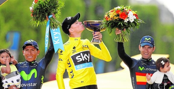 Froome besa su trofeo en el podio, junto a Nairo Quintana y Valverde, que aparece con su hija Natalia. 