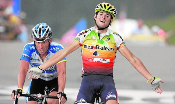 Momento en que Valverde supera a Armstrong en Courchevel. 