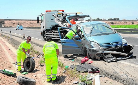 Herido leve tras volcar con su coche en Balsicas