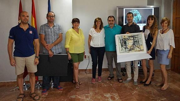 La directora general del ICA, Marta López-Briones, y el artista Ángel Haro (centro), junto a los premiados en el concurso de fotografía y vídeo organizado con motivo de la exposición ‘Estrella del Norte’. 