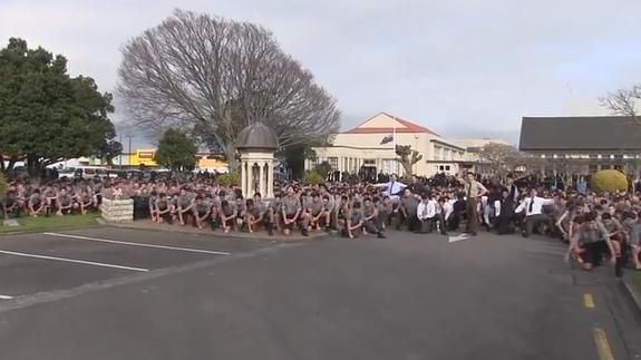 Emocionante 'haka' de unos alumnos a su profesor fallecido