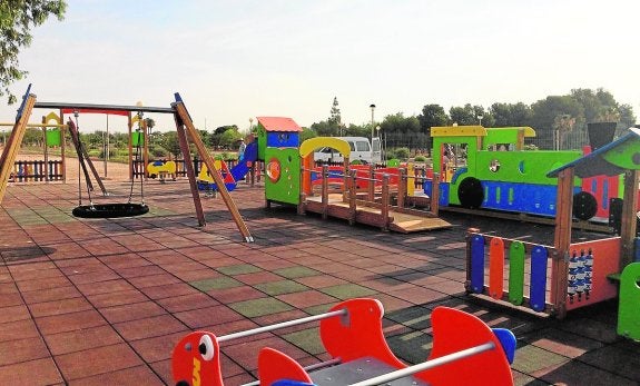 Área de juegos infantiles instalada en el Parque de los Exploradores del Polígono de Santa Ana.