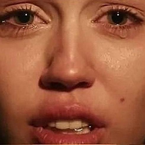 Miley Cyrus llorando