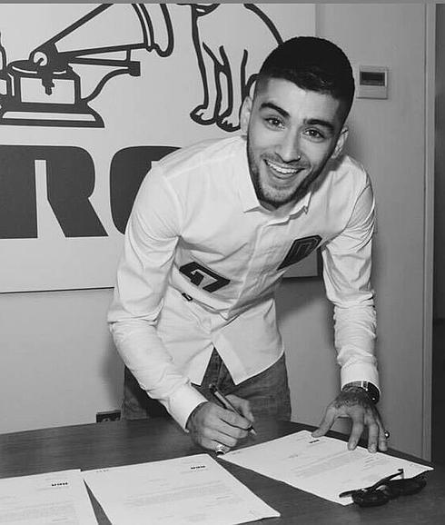 Zayn Malik firmando el contrato con el sello discográfico RCA Records