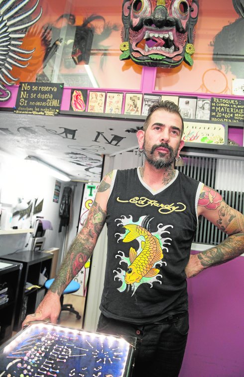 Alejandro Castro, dueño del establecimiento de tatuajes Todo o Nada.