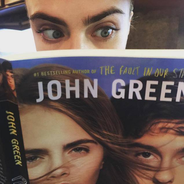 Cara Delevingne leyendo el libro 'Ciudades de Papel'