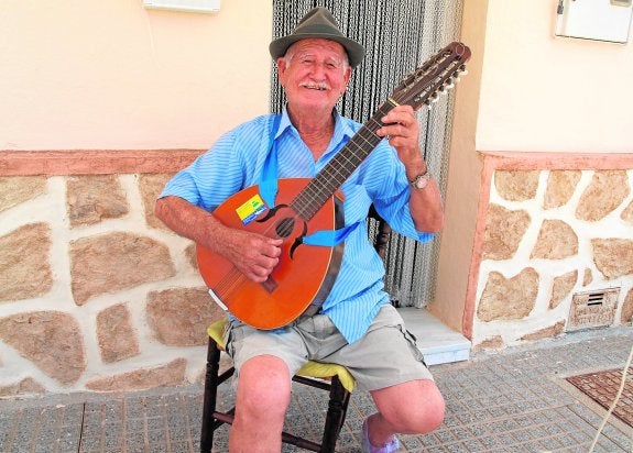 El Finso anima, a sus 80 años, las tardes de Isla Plana con su laúd. 