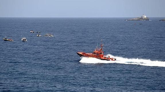 Una embarcación de Salvamento Martítimo navega en dirección a la zona de la desaparición. 