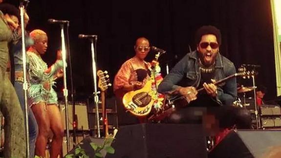 Lenny Kravitz en el momento de romper los pantalones.