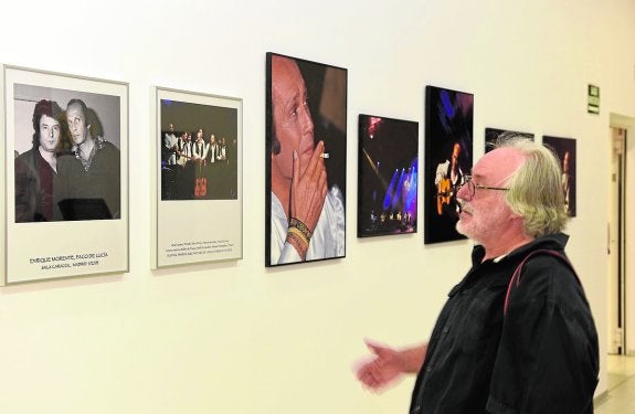 El fotógrafo Francisco Manzano, ayer, en la inauguración de su exposición sobre Paco de Lucía. 