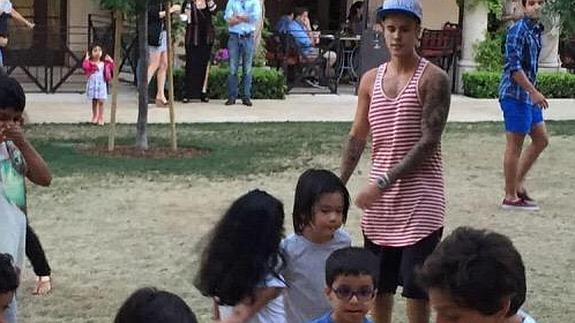 Imagen de Justin Bieber con los niños en un parque.